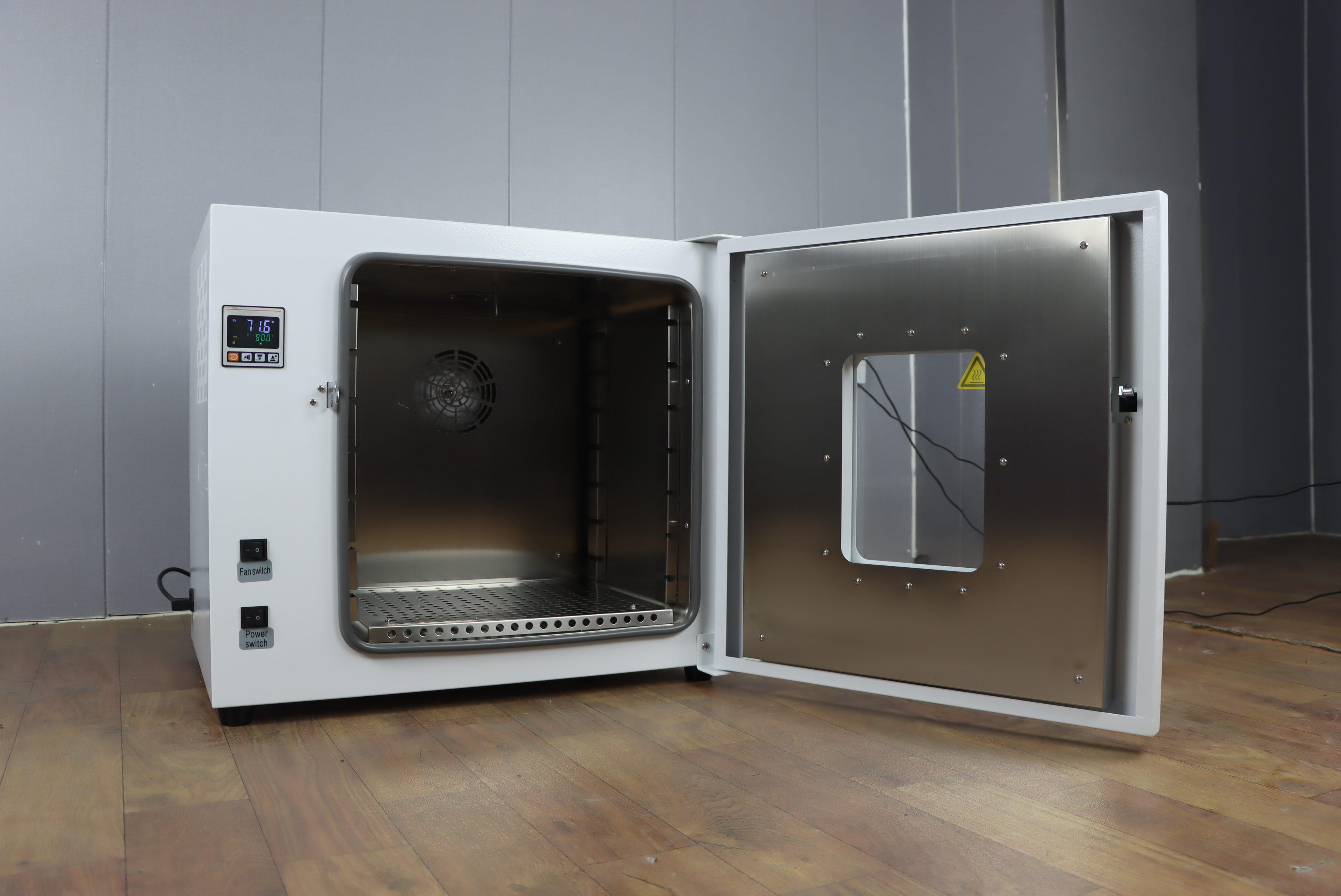 电热鼓风干燥箱   开门.JPG